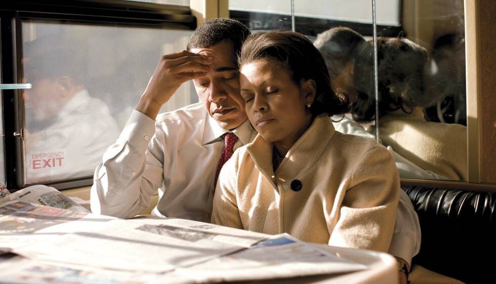 Michelle Obama, com seu marido, descansa no ônibus que leva o casal de Hanover a Nashua, em plena campanha presidencial.