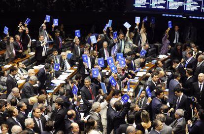 Deputados mostram carteiras de trabalho gigantes em protesto na Câmara.