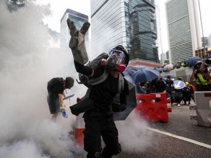 Polícia usa gás lacrimogêneo e canhões d’água para reprimir manifestações proibidas