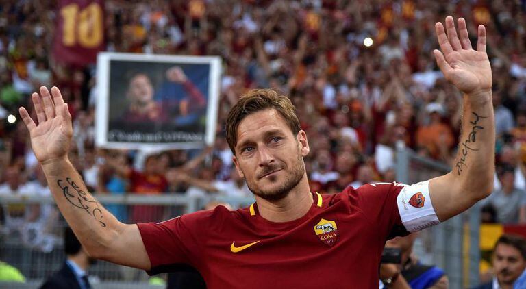 Francesco Totti se emociona em sua despedida no estádio da Roma.
