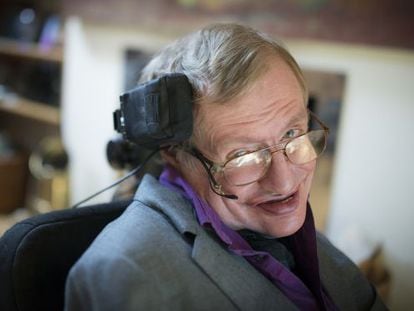 Depois de três anos de trabalho, engenheiros da Intel criaram a nova cadeira de rodas conectada com a qual Hawking poderá comunicar seu gênio.
