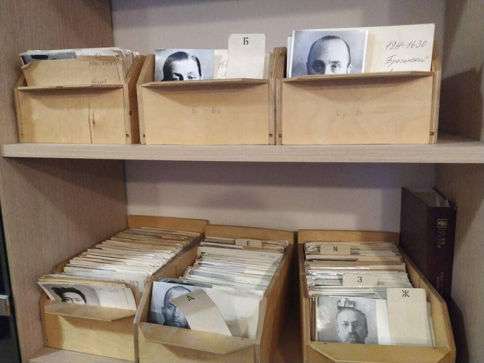 Fotos e fichas de expurgados na época soviética nos arquivos da ONG Memorial, em Moscou.