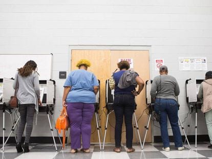 Pessoas votam antecipadamente em um colégio de Atlanta.