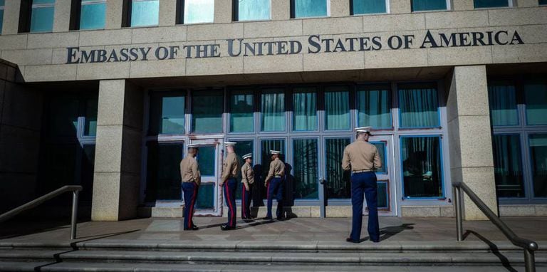Soldado dos Marines vigiam a Embaixada dos EUA em Cuba.