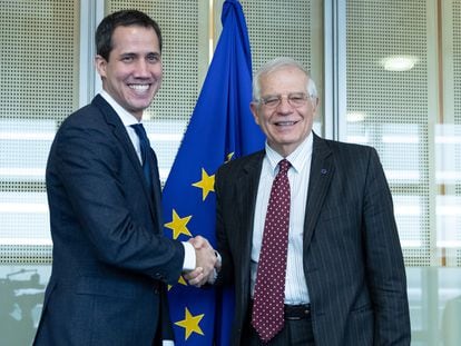 Juan Guaidó, à esquerda, com o Alto Representante da UE, Josep Borrell, em Bruxelas em janeiro.