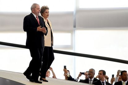 Lula e Dilma rumam para cerimônia de posse da Casa Civil.