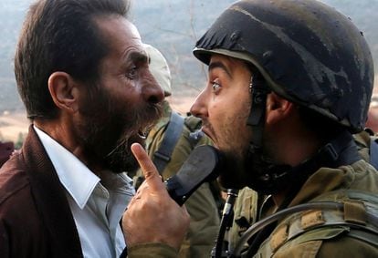 Palestino discute com um soldado israelense durante os enfrentamentos por uma ordem sobre o fechamento de uma escala em Nablus, Cisjordania.