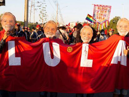 Integrantes do MST, com máscaras de Lula, marcham em apoio da candidatura do ex-presidente.