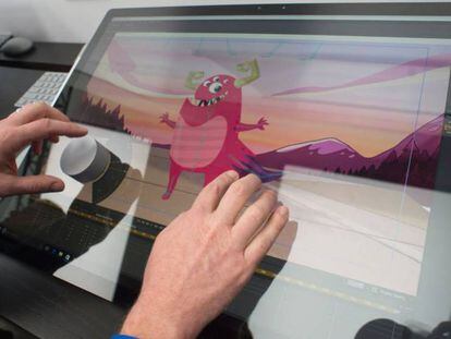 Os usuários testam o novo Microsoft Surface Studio durante apresentação.