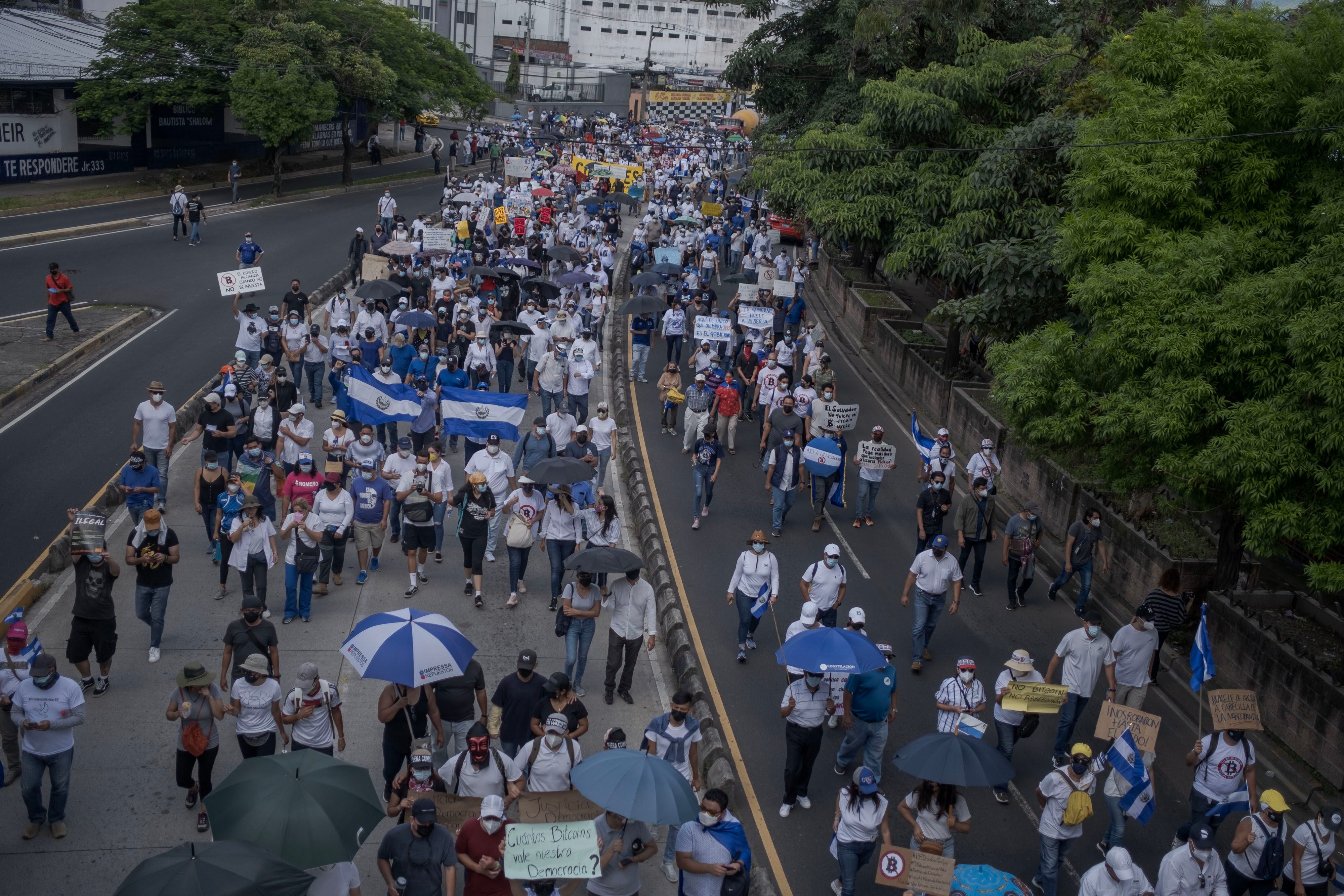 A manifestação avançou pela Avenida Juan Pablo Segundo, em San Salvador.