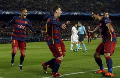 Messi comemora gol com Suárez e Neymar