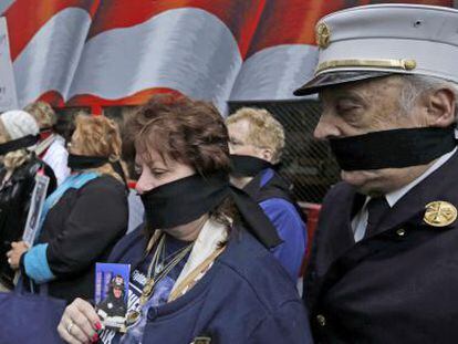 Familiares de vítimas do 11 de setembro protestam contra a mudança dos restos restos mortais ao Memorial do World Trade Center.