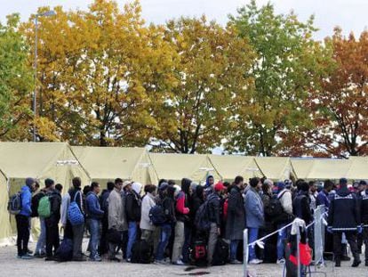 Refugiados esperam transferência para centro na Eslovênia.