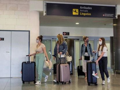 Passageiros no aeroporto de Menorca, na Espanha.