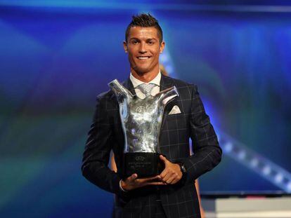 Cristiano Ronaldo, do Real Madrid, posa com o prêmio de melhor da Europa