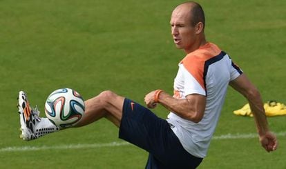 Robben controla a bola em um treino da Holanda.