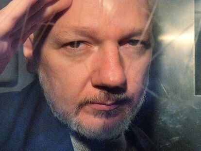 Julian Assange deixa o tribunal em Londres, em 1º de maio.