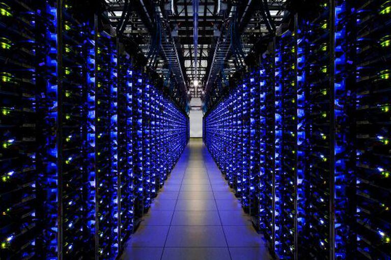 Uma quantidade cada vez maior da vida das pessoas desenvolve-se na rede e é guardada em enormes centros de dados como este da Google.