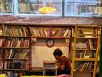 Uma leitora no interior da livraria Simples, em São Paulo.