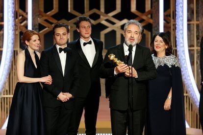 O diretor Sam Mendes recebe o prêmio por melhor filme na categoria drama com '1917'