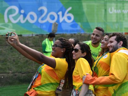 Voluntários fazem uma selfie, neste sábado, no Rio.