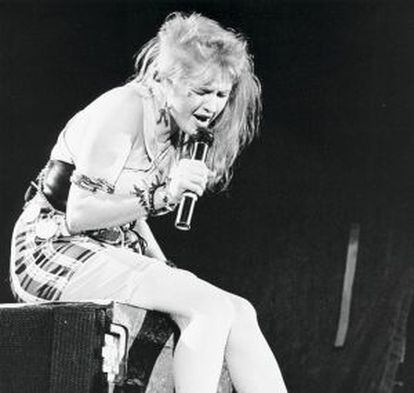 Nos anos oitenta, Madonna e Cyndi Lauper já foram acusadas de não ser autênticas feministas. Mas Camille Paglia, autora que é referência no assunto, defendeu Madonna: “Finalmente, uma feminista de verdade”, disse em 1990.