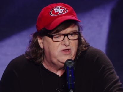 Michael Moore durante seu programa em Ohio como parte do documentário ‘Michael Moore em TrumpLand’ (2016).