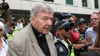 O cardeal George Pell chega ao tribunal de Melbourne nesta terça-feira. Em vídeo, a reação do presidente da conferência episcopal australiana.