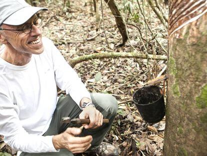 O empresário Jorge Hoelzel Neto colhendo o látex da seringueira na Terra do Meio (Pará), na Amazônia.
