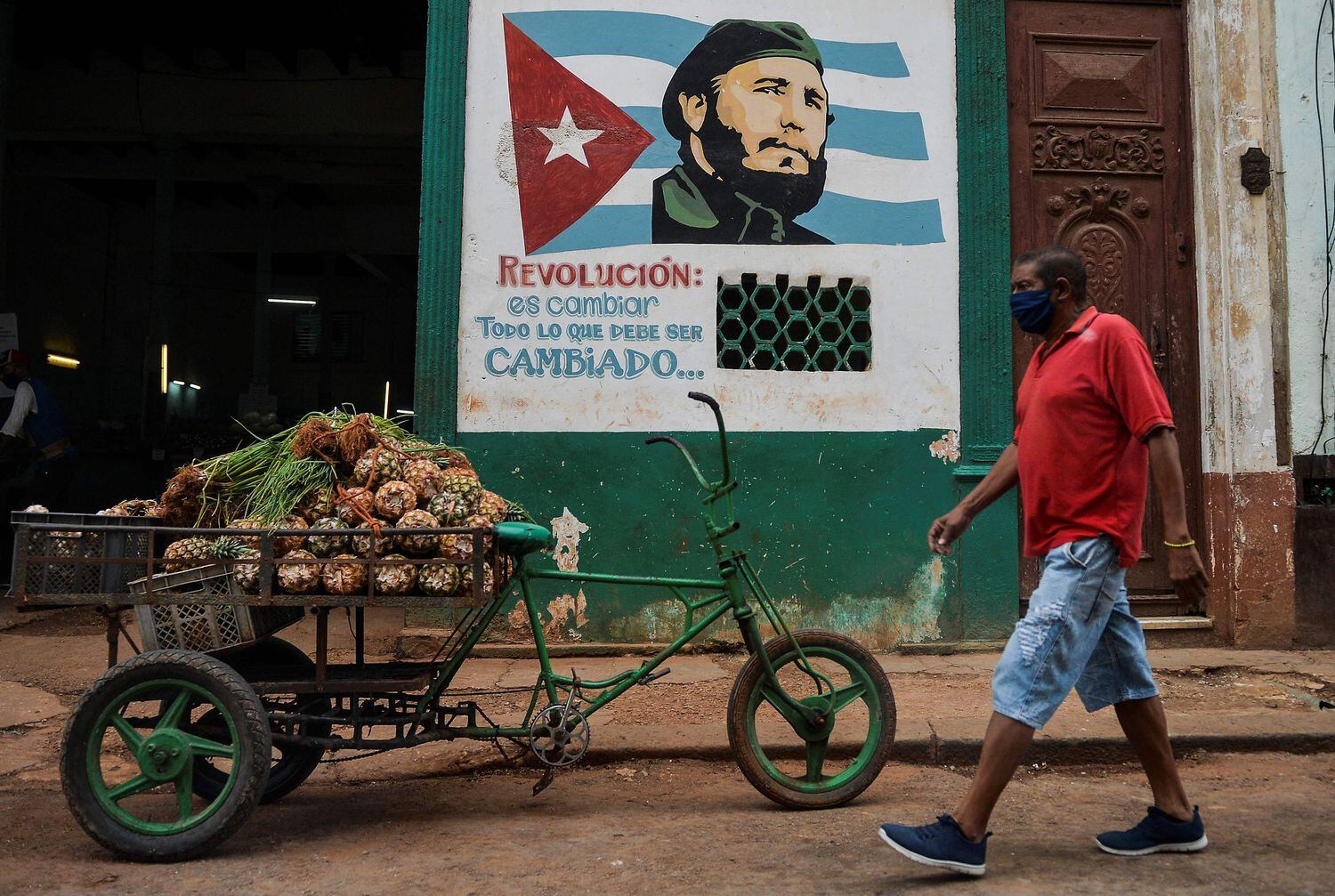 Homem usa máscara contra o coronavírus em Havana, na última quarta-feira.