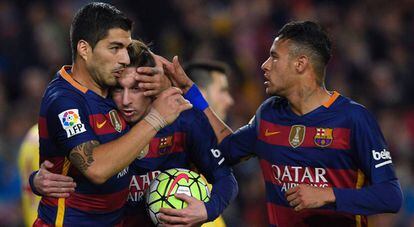 Suárez, Messi e Neymar comemoram.