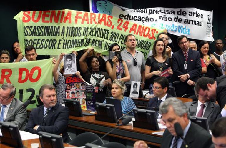 Ativistas protestam durante votação do estatuto