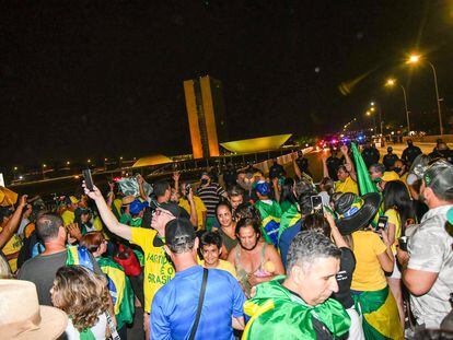 Apoiadores do Presidente Jair Bolsonaro rompem barreira da PM e chegam à Esplanada dos Ministérios na noite desta segunda-feira.