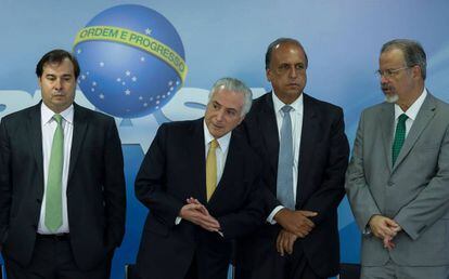 Rodrigo Maia, Michel Temer, Luiz Fernando Pezão e Raul Jungmann durante assinatura de decreto para intervenção federal na segurança pública no Rio de Janeiro.