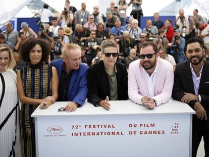 O diretor e estrelas do elenco de 'Bacurau' durante o Festival de Cannes.