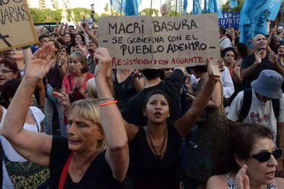 Argentinos protestam contra o Governo Macri, no último dia 6.