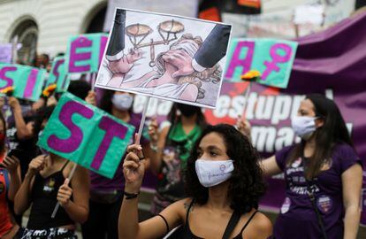 Manifestantes protestam contra o tratamento da justiça para mulheres vítimas de estupro, em novembro, no Rio de Janeiro.