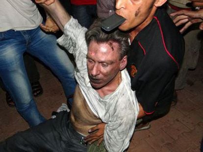 O embaixador Stevens é levado por um grupo de líbios no dia do ataque.