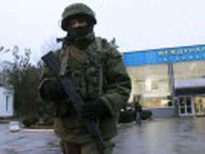 Soldados russos cercam o aeroporto militar de Sebastopol. O ministro do Interior ucraniano qualifica como “invasão armada 