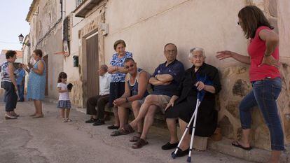 Tertulia, uma das ruas de Olmeda de la Cuesta, onde moram apenas 15 residentes fixos durante o ano. Com muletas, Flora Vergara, de 88 anos, uma das veteranas.