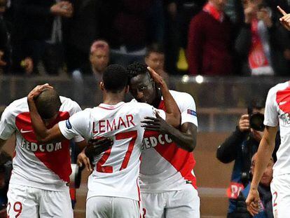 Jogadores do Monaco comemoram o gol de Fabinho.