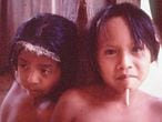Dos niñas de la tribu brasileña de los zo'e filmadas en la serie documental Amazonia, última llamada.