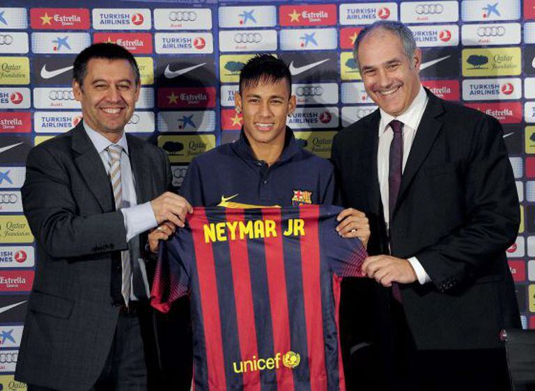 Neymar Jr. recebe camiseta de dirigentes do Barça em sua apresentação, em junho de 2013.