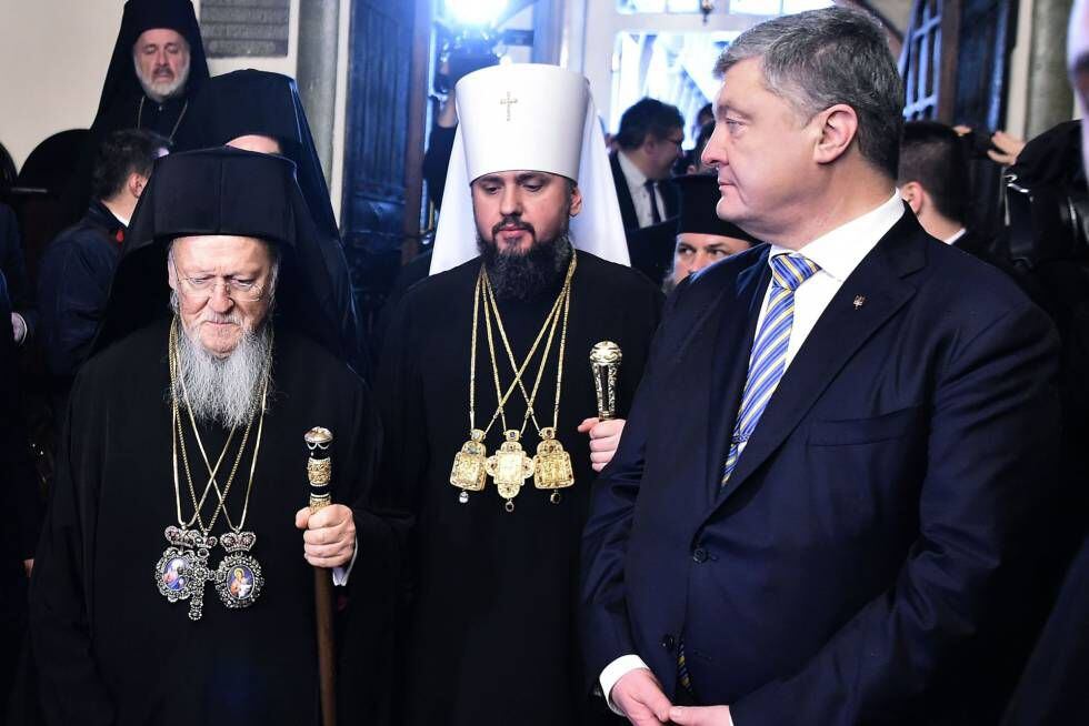 Poroshenko (direita) junto ao patriarca Bartolomeu I (esquerda) e o líder da igreja ucrania, neste sábado em Istambul.