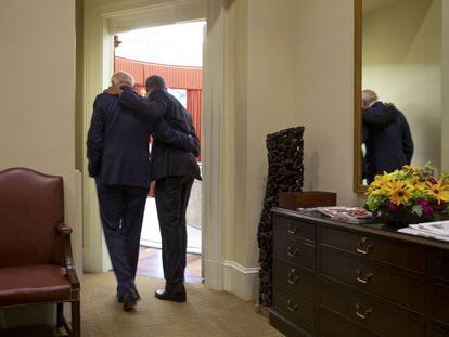 Obama e Joe Biden entram no Salão Oval.