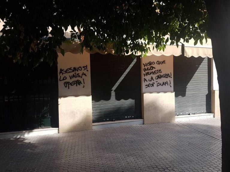 Pichações islamofóbicas na sede da Fundação Mesquita de Sevilha.