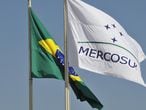 Bandeiras do Brasil e do Mercosul, que completa 30 anos.