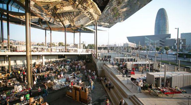 Mercado dels Encants, em Barcelona. Ao fundo, a torre Agbar.