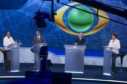 Marina Silva, A&eacute;cio Neves, o jornalista Boechat e Dilma Rousseff no debate da Band.