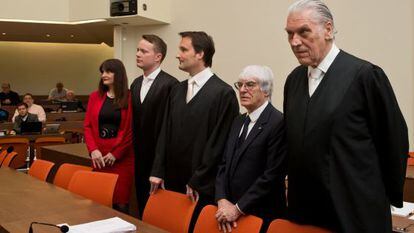 Bernie Ecclestone, o segundo à direita, com seus advogados no julgamento.